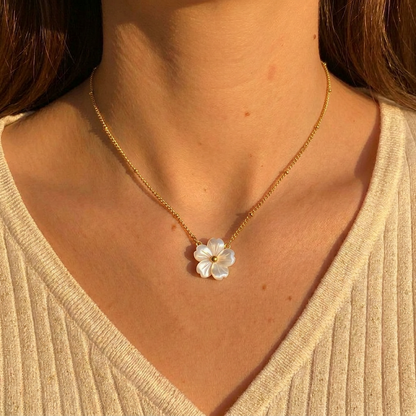 Dainty Daisy Necklace