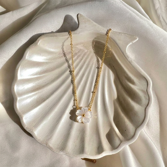 Dainty Daisy Necklace